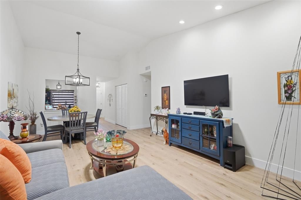 For Sale: $270,000 (2 beds, 2 baths, 1123 Square Feet)