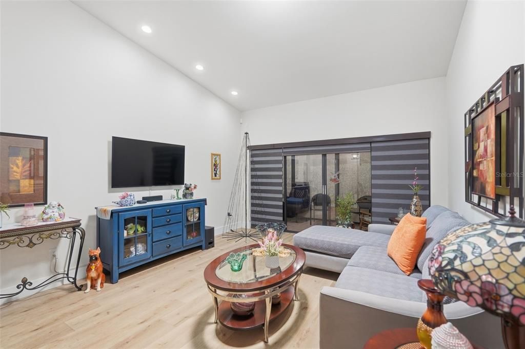For Sale: $270,000 (2 beds, 2 baths, 1123 Square Feet)