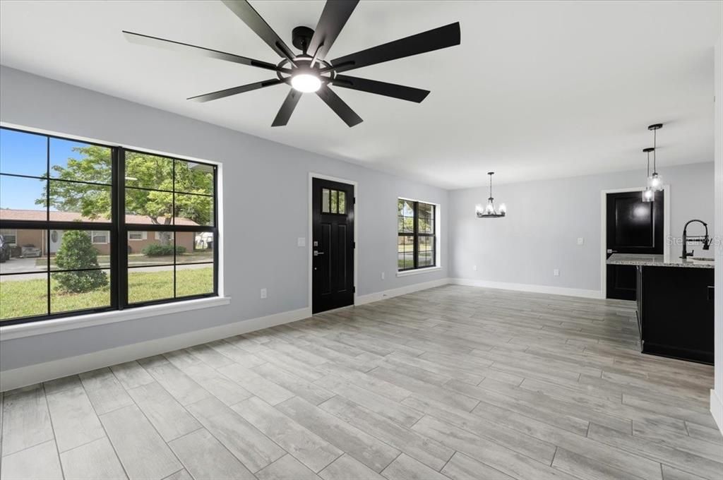 Active With Contract: $325,000 (3 beds, 2 baths, 1370 Square Feet)