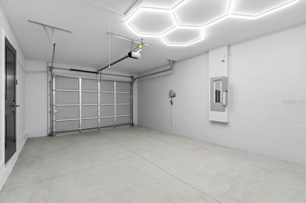 Active With Contract: $325,000 (3 beds, 2 baths, 1370 Square Feet)