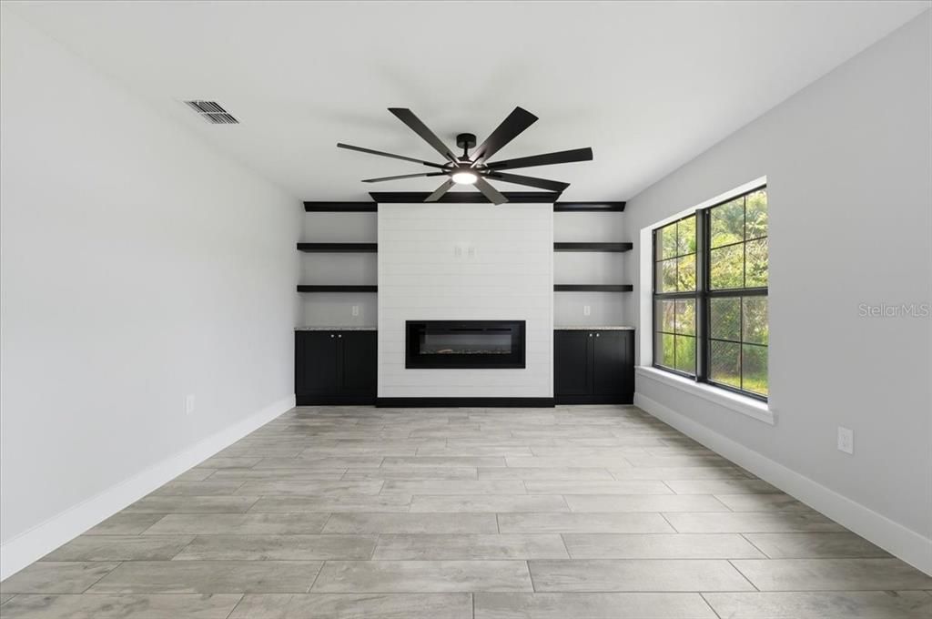 Active With Contract: $325,000 (3 beds, 2 baths, 1370 Square Feet)