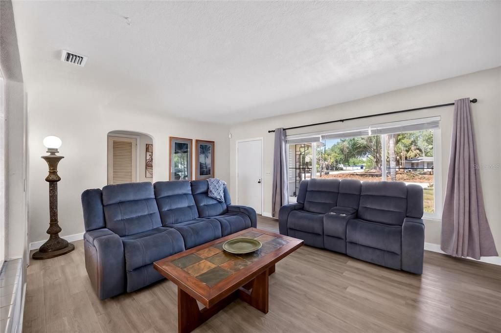 Activo con contrato: $345,000 (3 camas, 2 baños, 1248 Pies cuadrados)