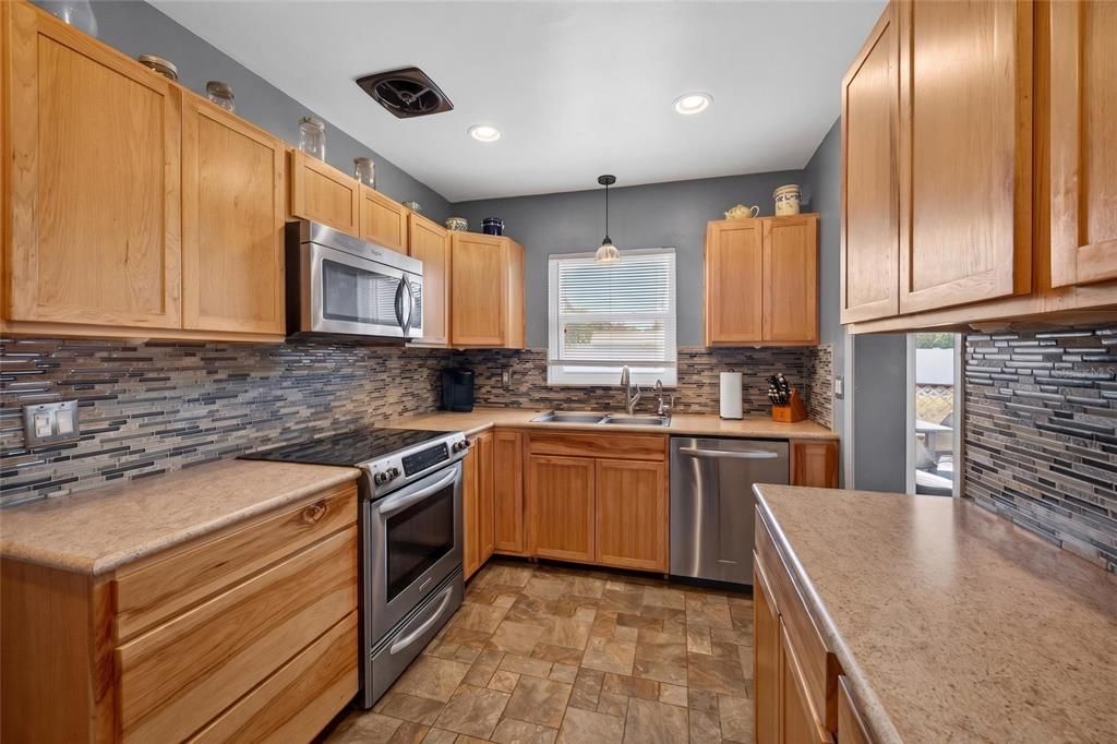 Activo con contrato: $345,000 (3 camas, 2 baños, 1248 Pies cuadrados)