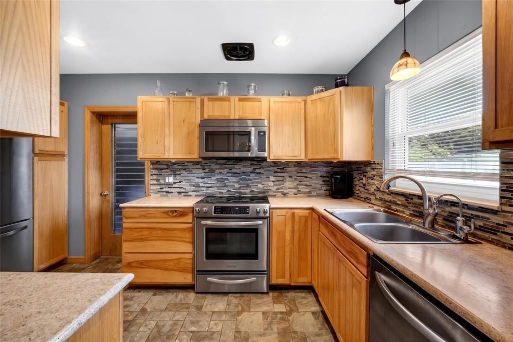 Activo con contrato: $345,000 (3 camas, 2 baños, 1248 Pies cuadrados)