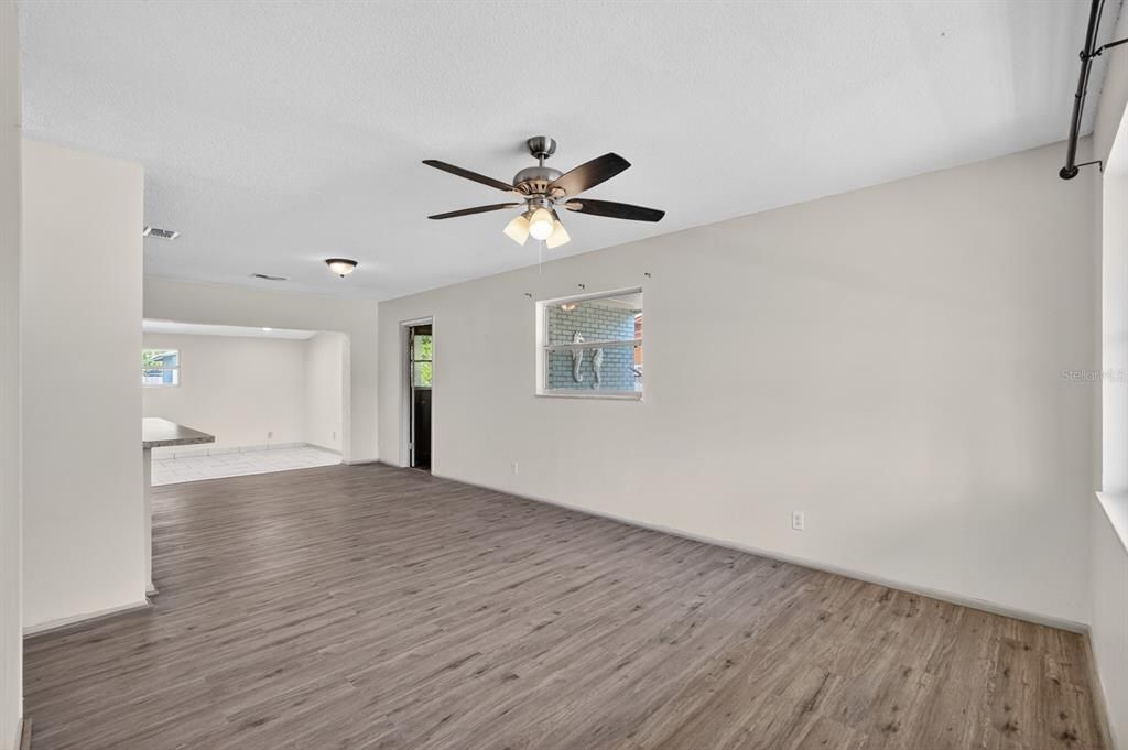 For Sale: $215,000 (3 beds, 1 baths, 1151 Square Feet)