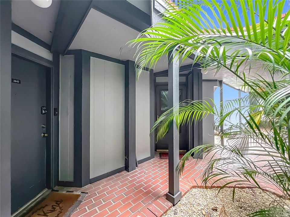 For Rent: $1,800 (2 beds, 2 baths, 820 Square Feet)