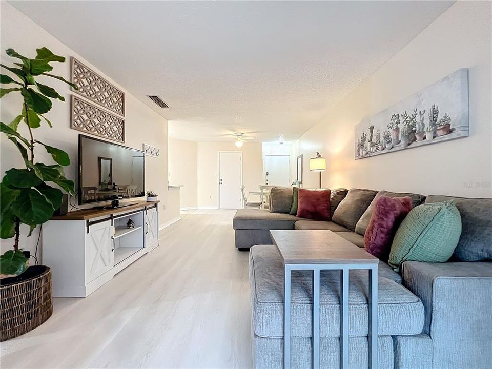 For Rent: $1,800 (2 beds, 2 baths, 820 Square Feet)