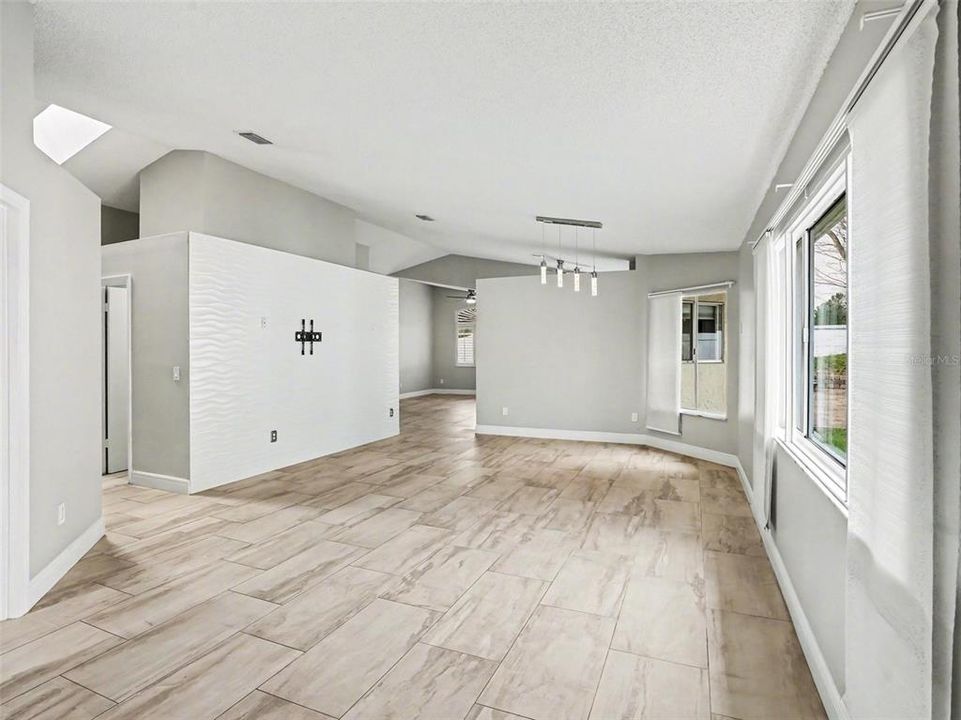 Под контрактом: $459,900 (4 спален, 2 ванн, 1808 Квадратных фут)