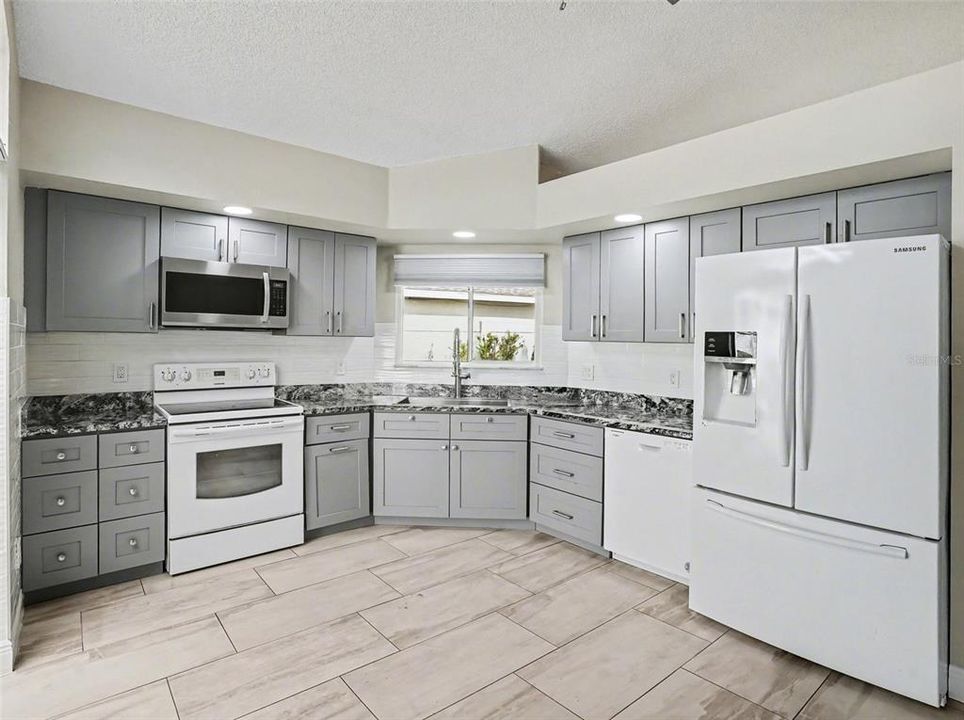 Под контрактом: $459,900 (4 спален, 2 ванн, 1808 Квадратных фут)