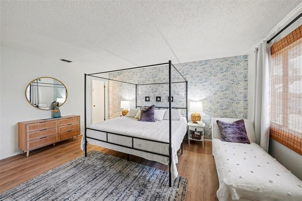 For Sale: $117,000 (2 beds, 2 baths, 1320 Square Feet)