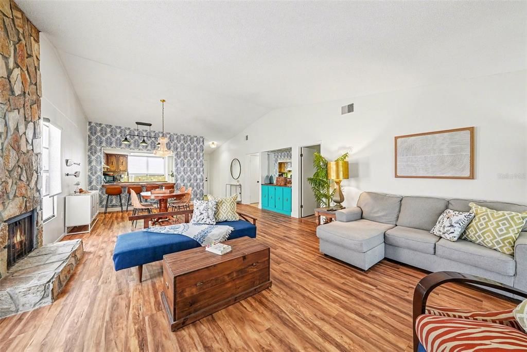For Sale: $117,000 (2 beds, 2 baths, 1320 Square Feet)