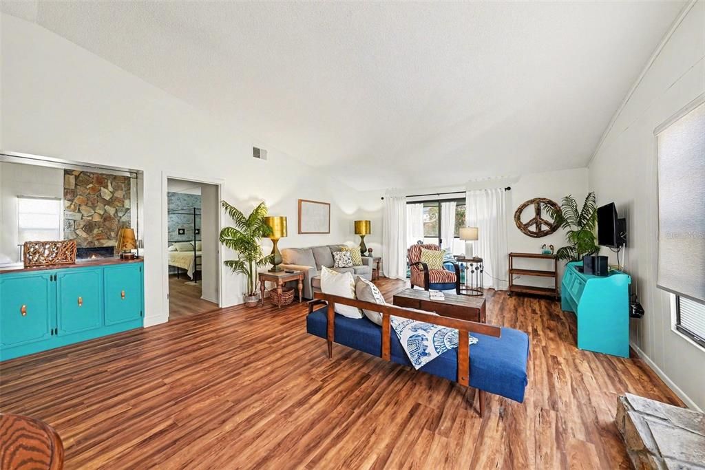 For Sale: $117,000 (2 beds, 2 baths, 1320 Square Feet)