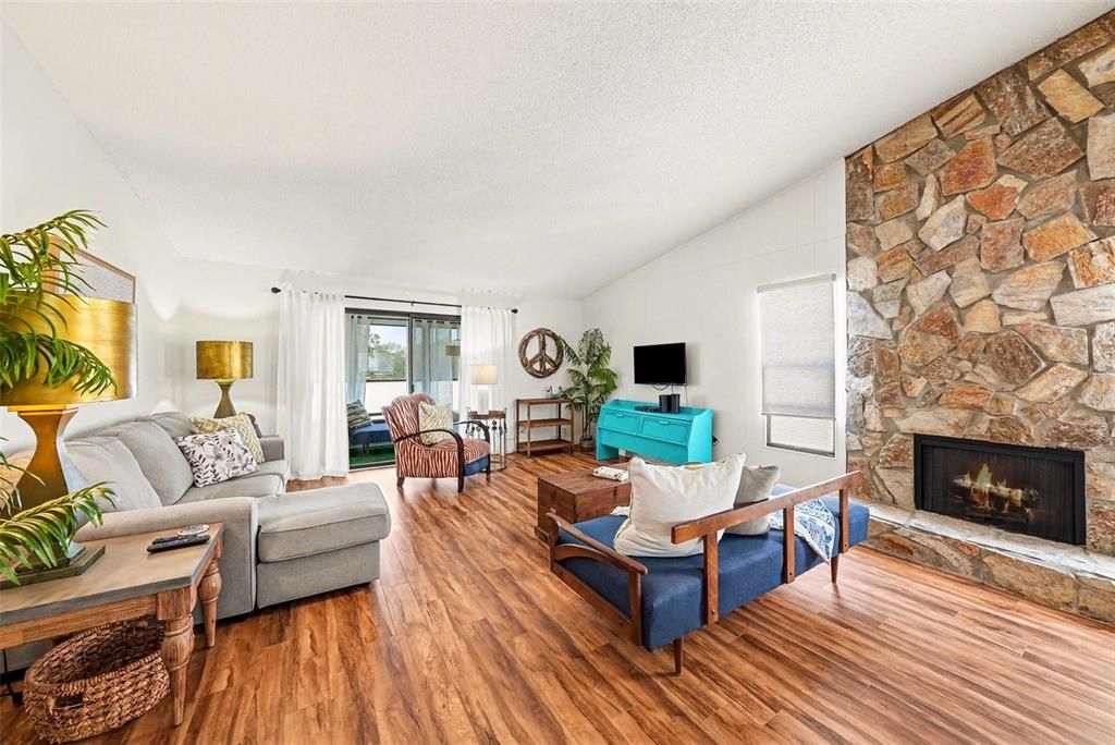 For Sale: $117,000 (2 beds, 2 baths, 1320 Square Feet)
