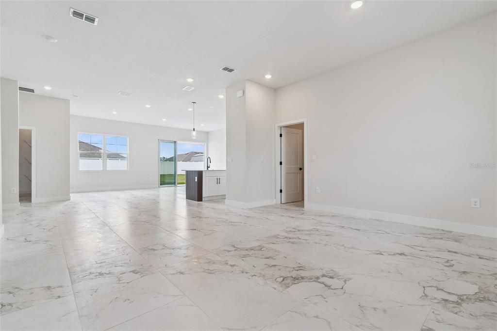 Active With Contract: $365,000 (4 beds, 3 baths, 1931 Square Feet)