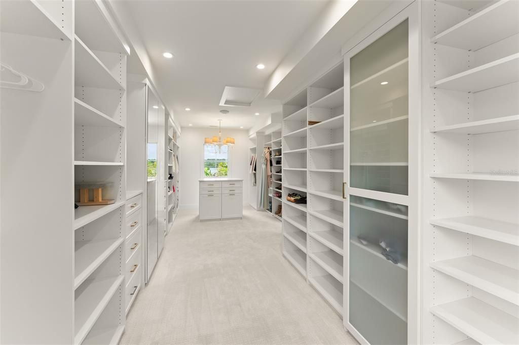 For Sale: $3,799,000 (5 beds, 5 baths, 5450 Square Feet)