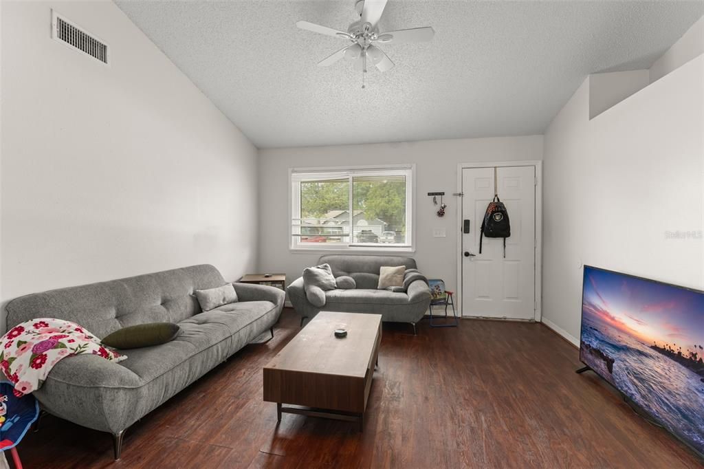 En Venta: $255,000 (3 camas, 2 baños, 1011 Pies cuadrados)