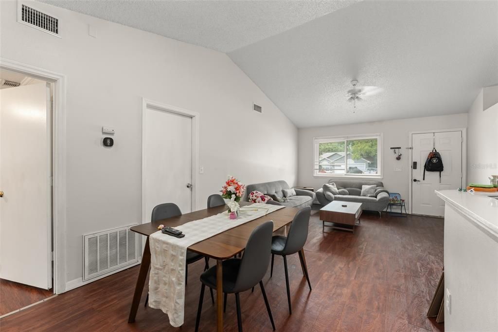 En Venta: $255,000 (3 camas, 2 baños, 1011 Pies cuadrados)
