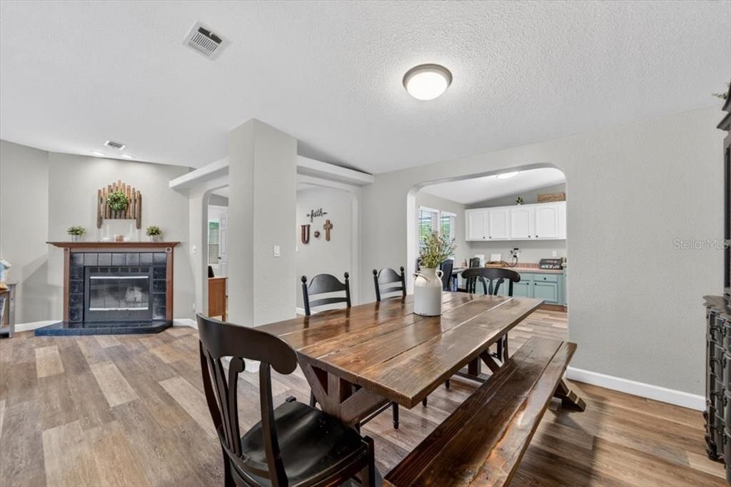 En Venta: $575,000 (4 camas, 2 baños, 2094 Pies cuadrados)