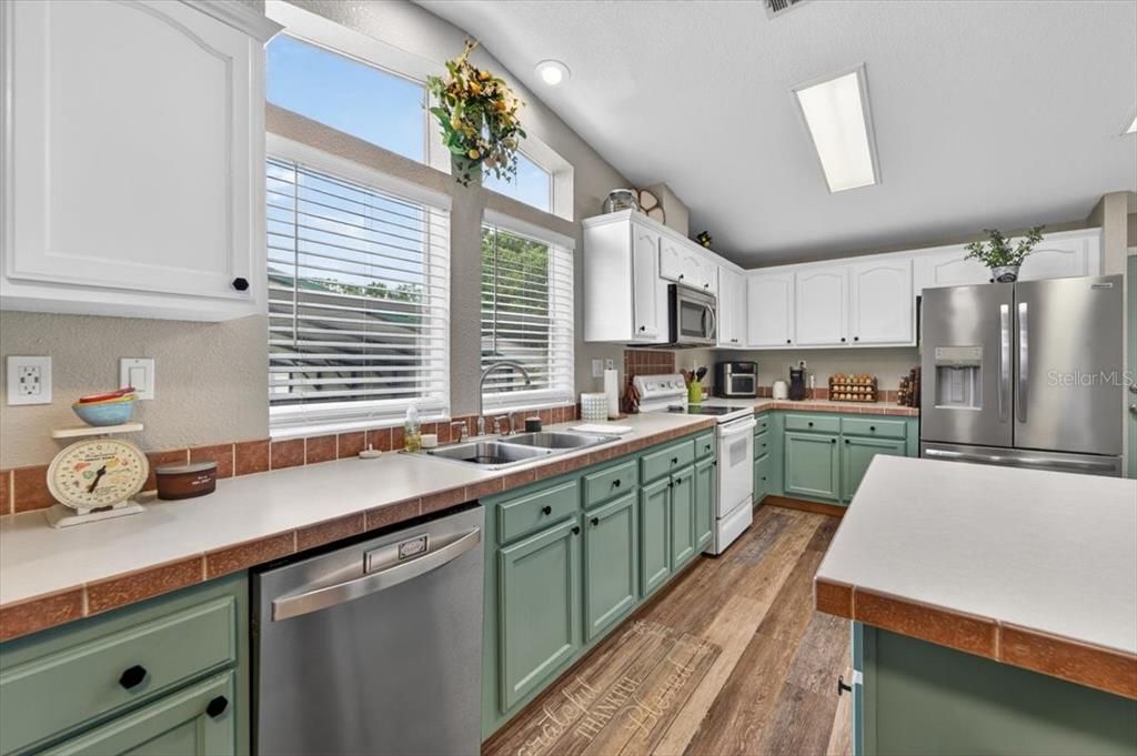 En Venta: $575,000 (4 camas, 2 baños, 2094 Pies cuadrados)