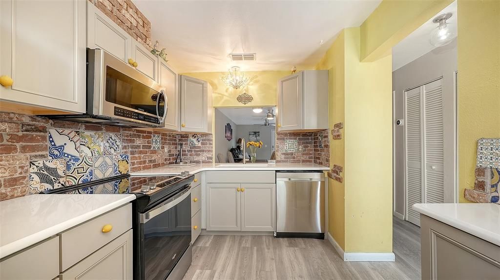 For Sale: $700,000 (2 beds, 2 baths, 860 Square Feet)