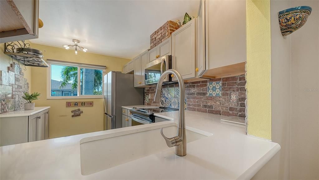 For Sale: $700,000 (2 beds, 2 baths, 860 Square Feet)