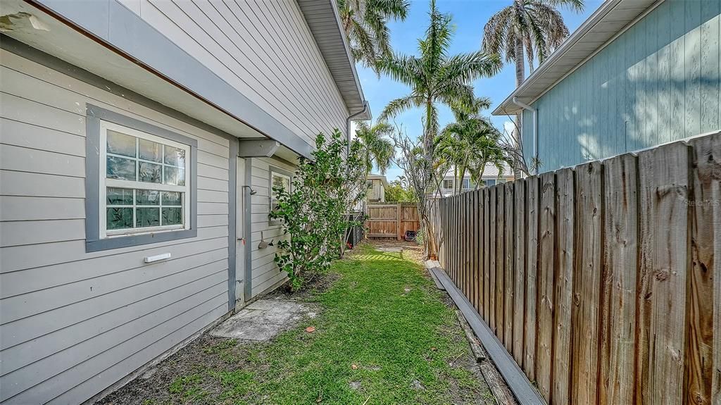 For Sale: $700,000 (2 beds, 2 baths, 860 Square Feet)