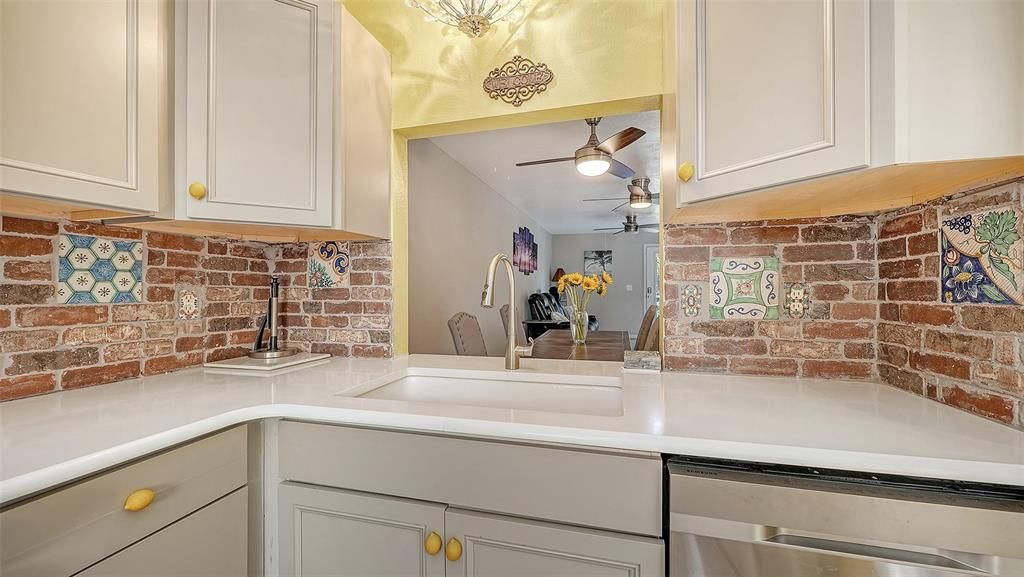 For Sale: $700,000 (2 beds, 2 baths, 860 Square Feet)