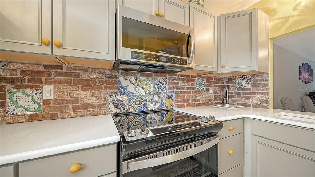 For Sale: $700,000 (2 beds, 2 baths, 860 Square Feet)