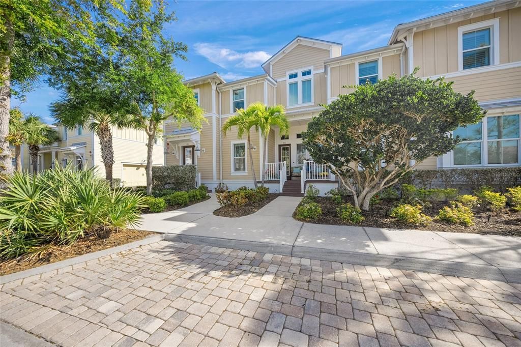 Active With Contract: $795,000 (2 beds, 2 baths, 2002 Square Feet)