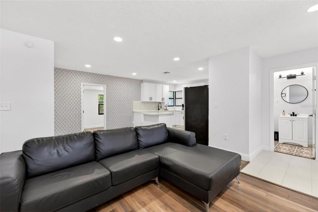 На продажу: $269,900 (3 спален, 2 ванн, 1023 Квадратных фут)