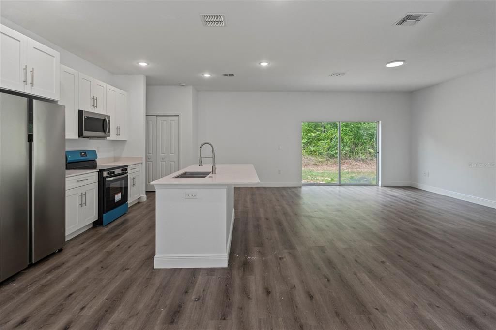 For Rent: $1,900 (4 beds, 2 baths, 1608 Square Feet)