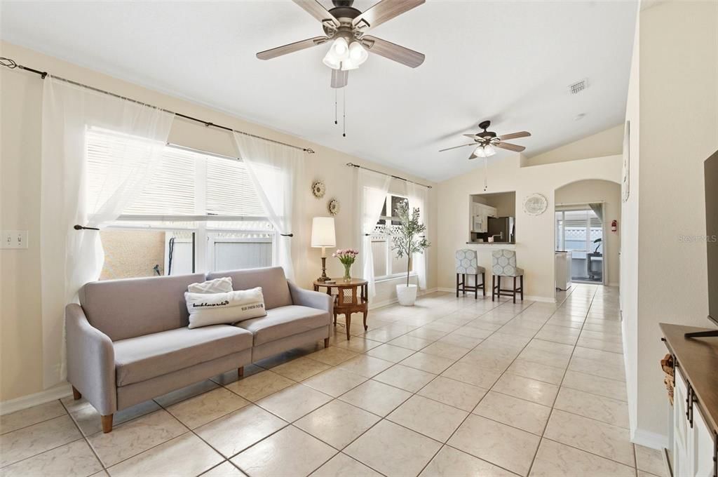 Activo con contrato: $329,000 (3 camas, 2 baños, 1140 Pies cuadrados)