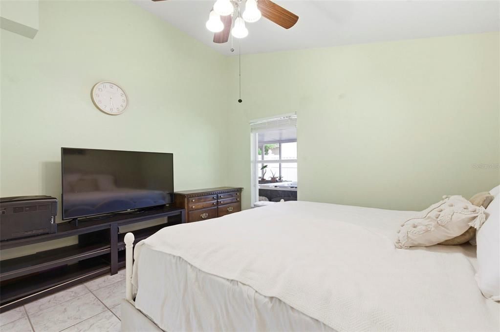 Activo con contrato: $329,000 (3 camas, 2 baños, 1140 Pies cuadrados)