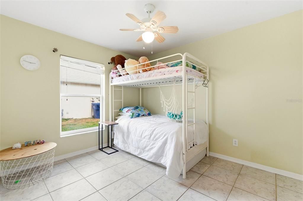 Activo con contrato: $329,000 (3 camas, 2 baños, 1140 Pies cuadrados)