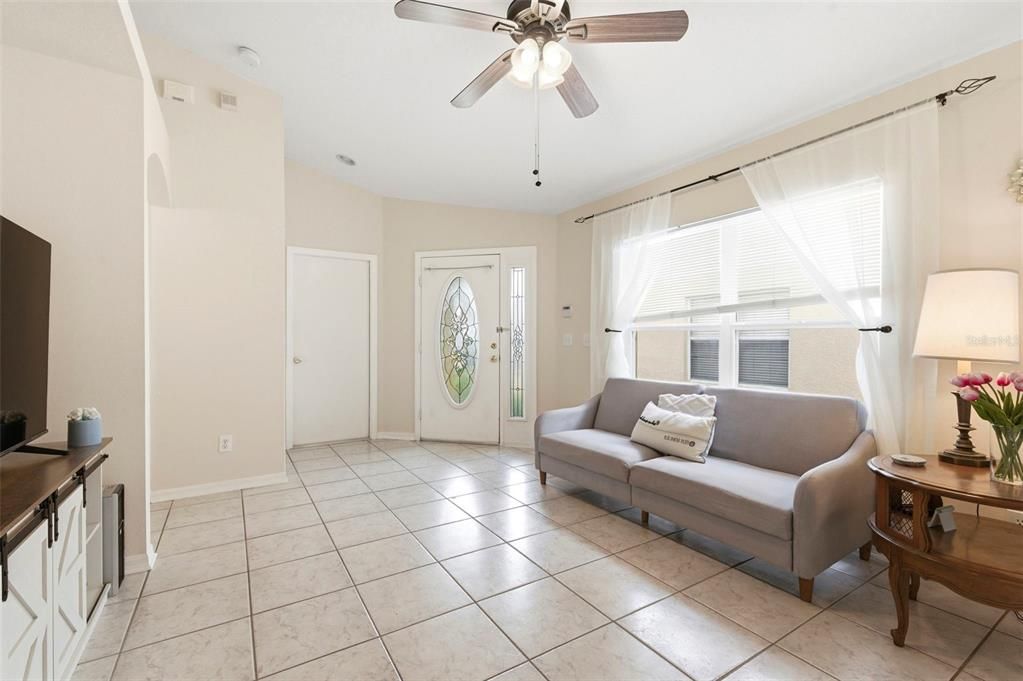 Activo con contrato: $329,000 (3 camas, 2 baños, 1140 Pies cuadrados)