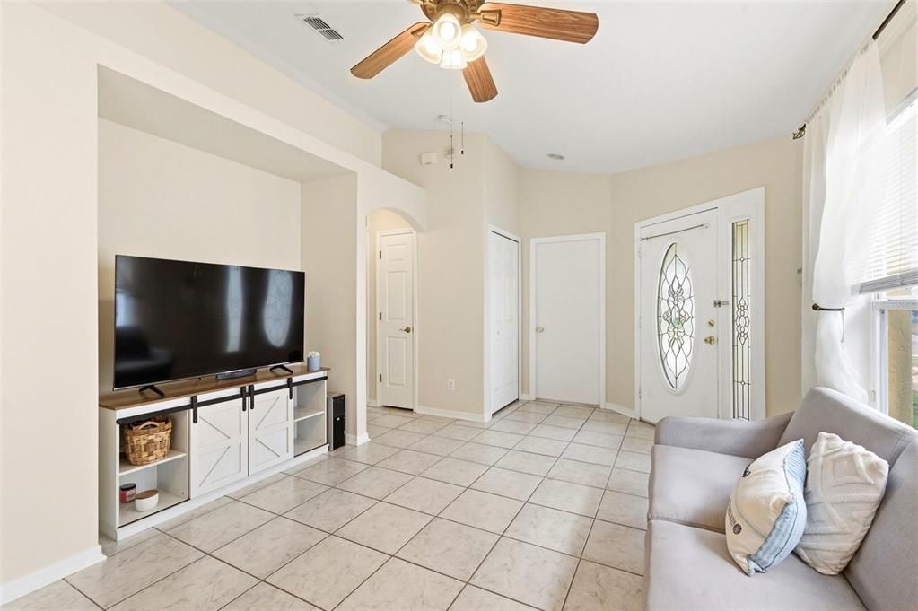 Activo con contrato: $329,000 (3 camas, 2 baños, 1140 Pies cuadrados)