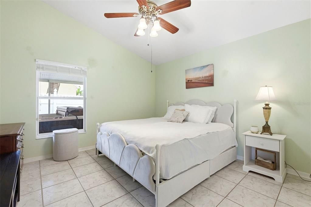 Activo con contrato: $329,000 (3 camas, 2 baños, 1140 Pies cuadrados)