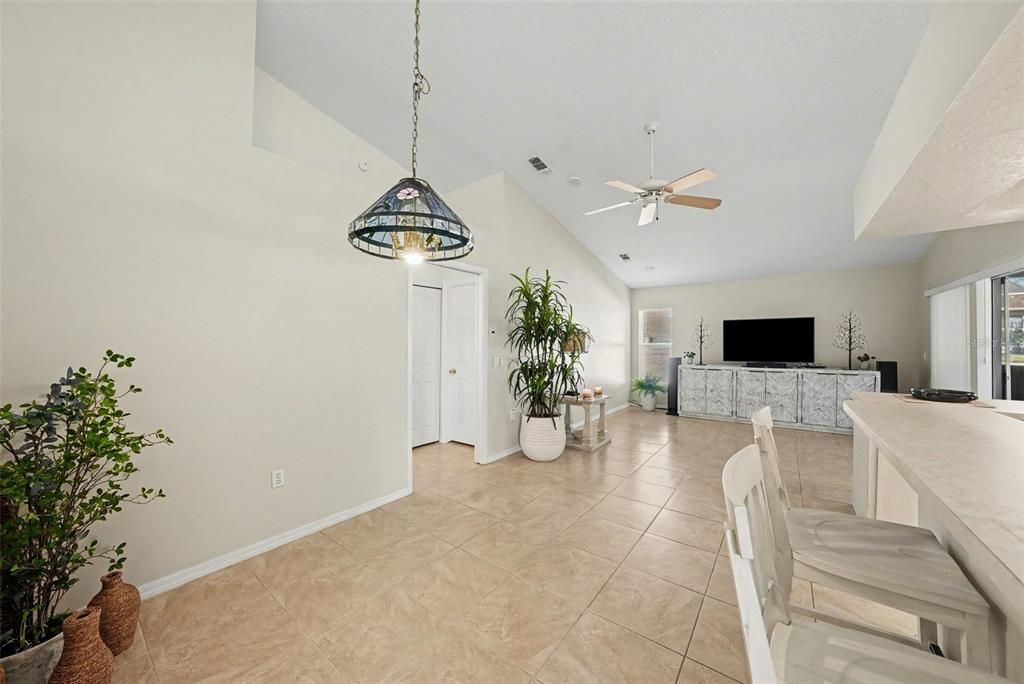 Activo con contrato: $395,000 (3 camas, 2 baños, 1818 Pies cuadrados)