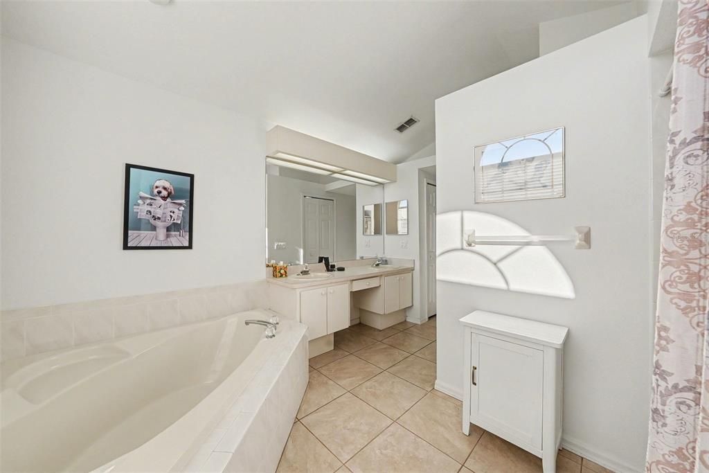 Activo con contrato: $395,000 (3 camas, 2 baños, 1818 Pies cuadrados)