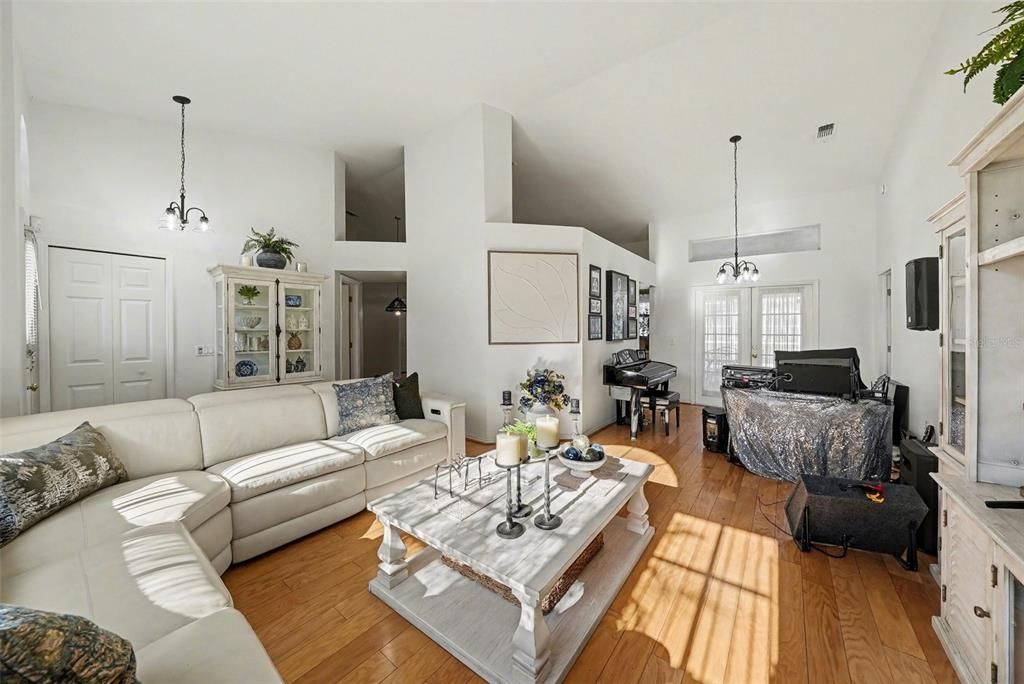 Activo con contrato: $395,000 (3 camas, 2 baños, 1818 Pies cuadrados)