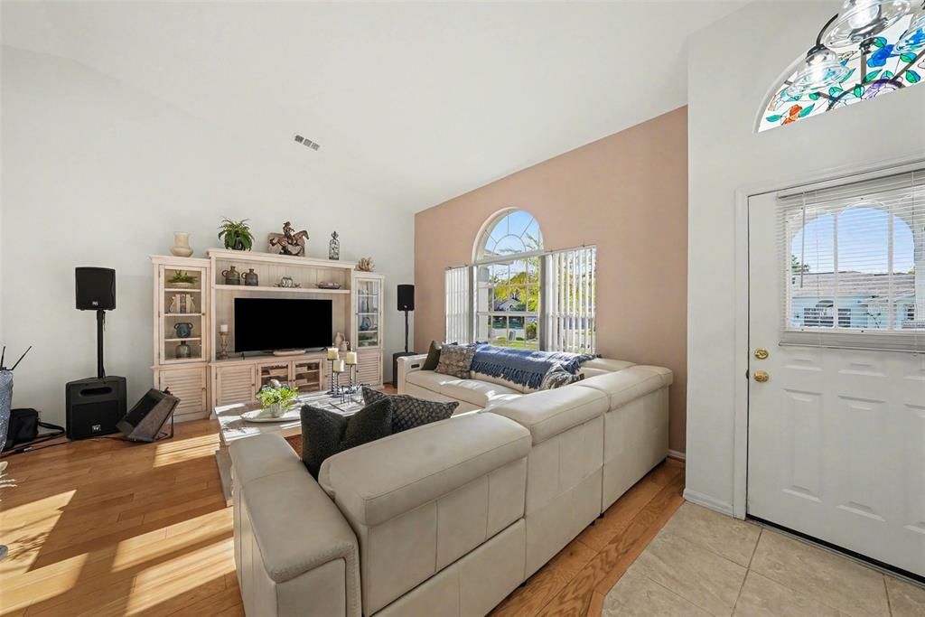 Activo con contrato: $395,000 (3 camas, 2 baños, 1818 Pies cuadrados)