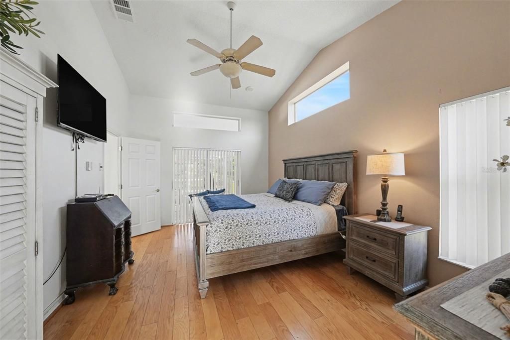 Activo con contrato: $395,000 (3 camas, 2 baños, 1818 Pies cuadrados)