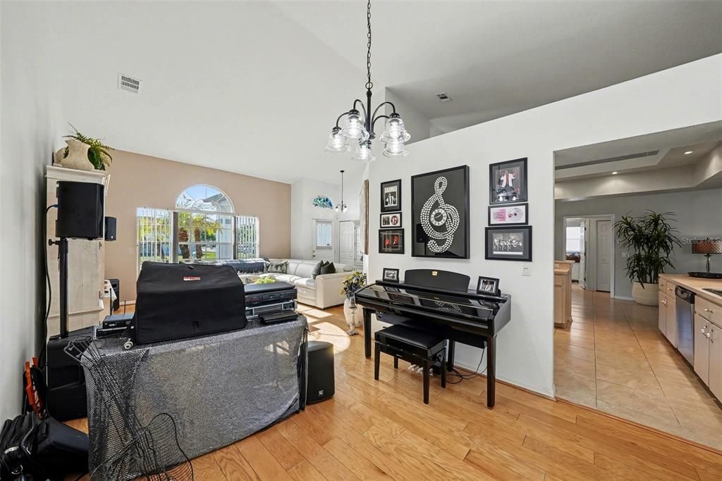 Activo con contrato: $395,000 (3 camas, 2 baños, 1818 Pies cuadrados)