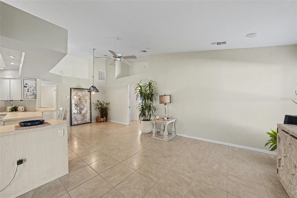 Activo con contrato: $395,000 (3 camas, 2 baños, 1818 Pies cuadrados)