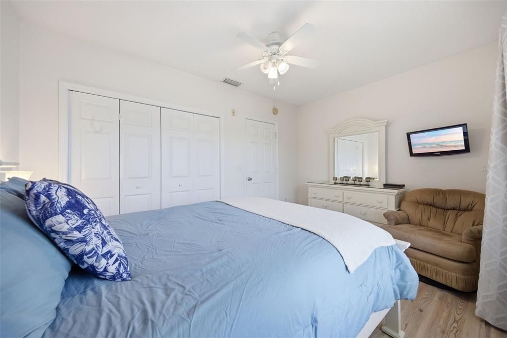 For Sale: $300,000 (2 beds, 2 baths, 1070 Square Feet)