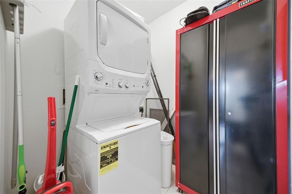 For Sale: $300,000 (2 beds, 2 baths, 1070 Square Feet)