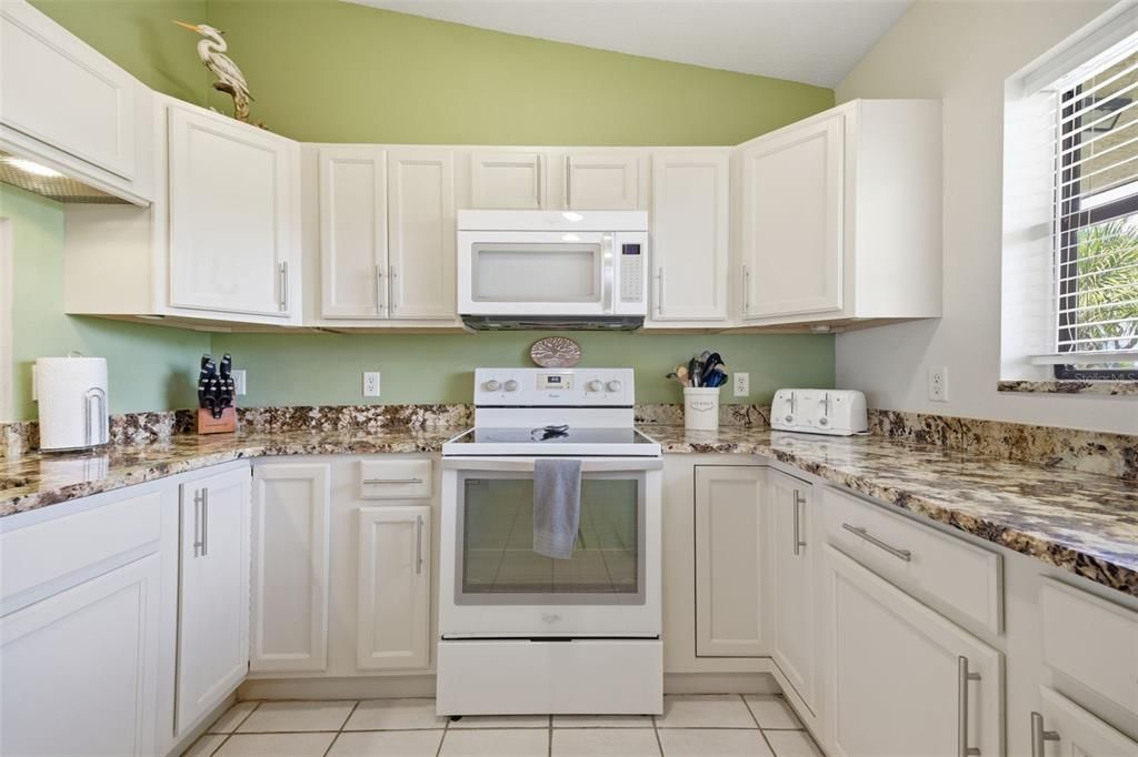 For Sale: $300,000 (2 beds, 2 baths, 1070 Square Feet)