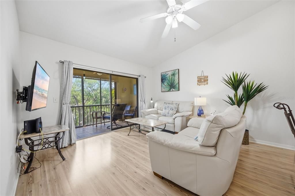 For Sale: $300,000 (2 beds, 2 baths, 1070 Square Feet)
