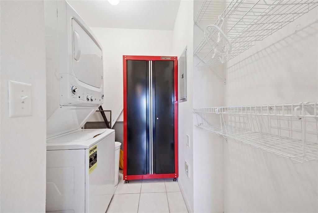 For Sale: $300,000 (2 beds, 2 baths, 1070 Square Feet)