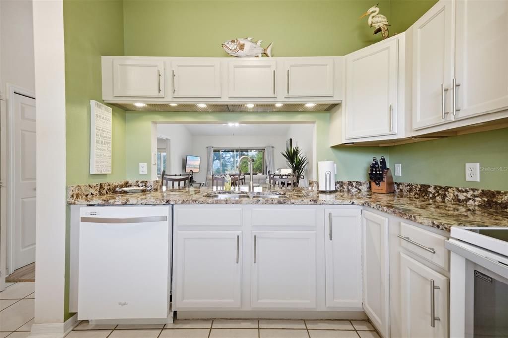 For Sale: $300,000 (2 beds, 2 baths, 1070 Square Feet)